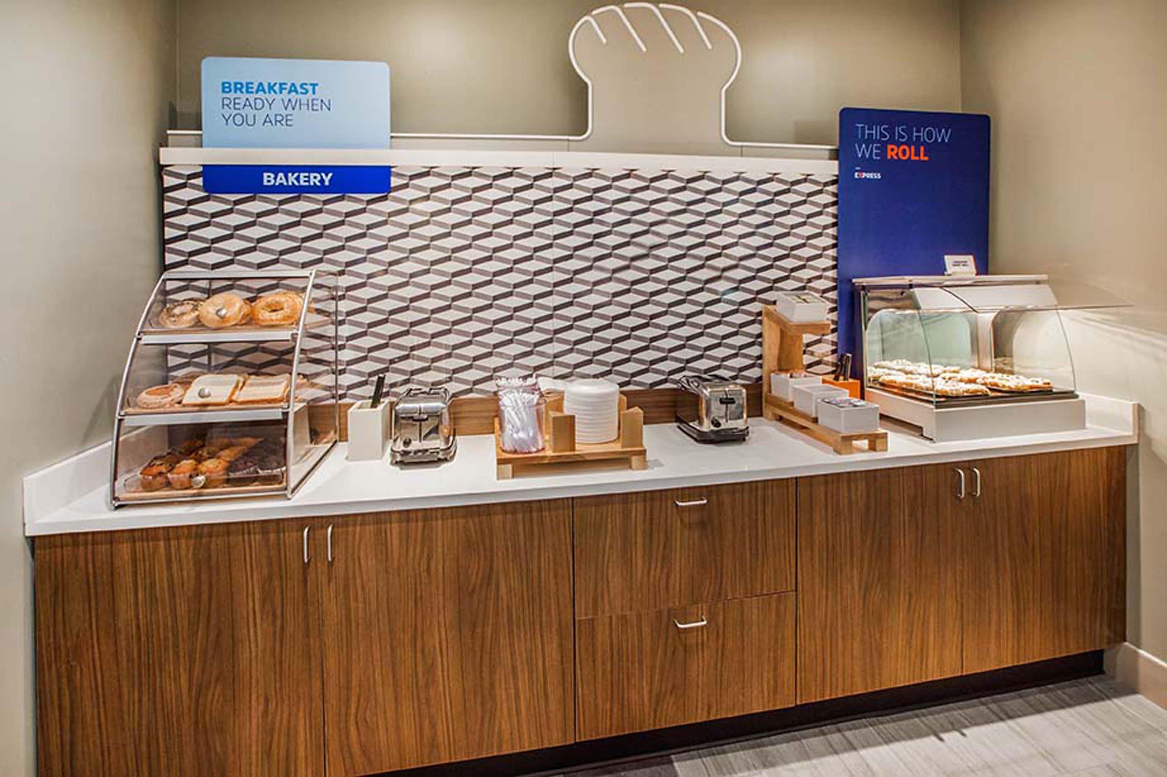 Holiday Inn Express And Suites Meriden By Ihg Bagian luar foto