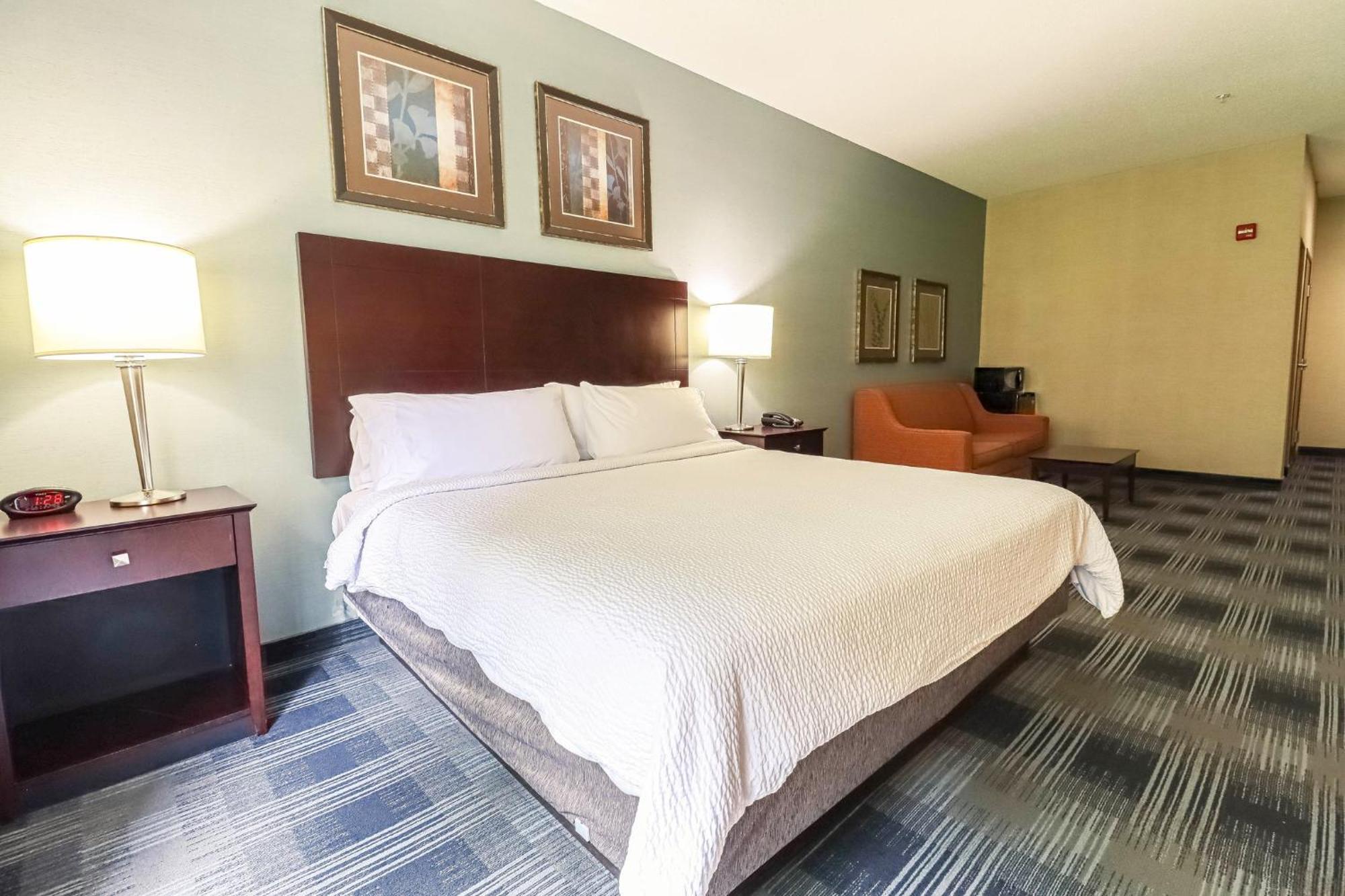 Holiday Inn Express And Suites Meriden By Ihg Bagian luar foto